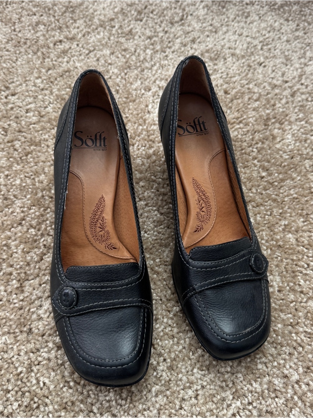 Black leather Sofft heels